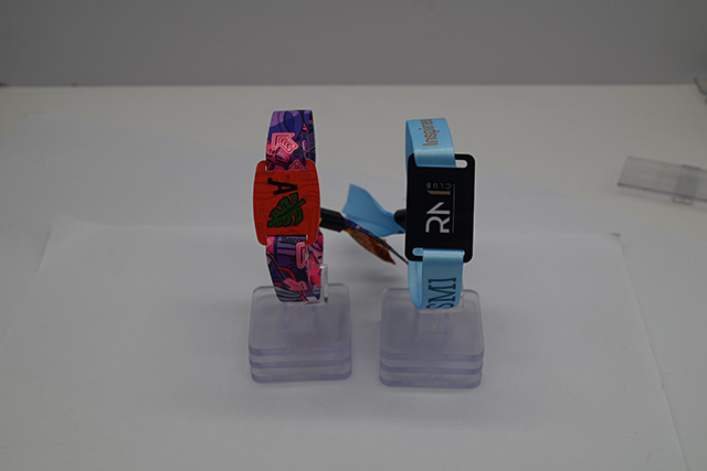 會(huì)員卡的種類是有很多種的,可以根據(jù)它們的材質(zhì)、形狀、用途以及芯片類型來(lái)進(jìn)行分類 會(huì)員卡的種類是有很多種的,可以根據(jù)它們的材質(zhì)、形狀、用途以及芯片類型來(lái)進(jìn)行分類